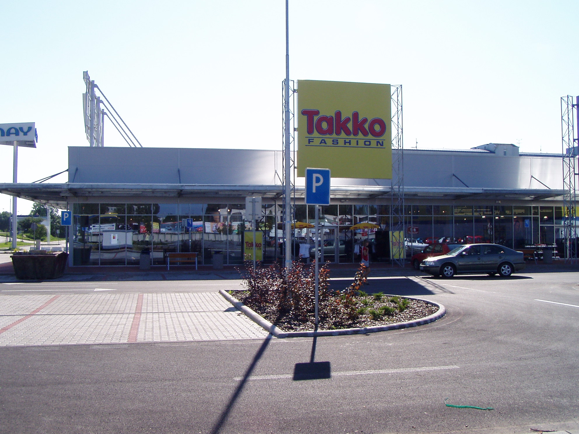 Nákupné stredisko Family Center Komárno / obchodné centrá - Construcții industriale