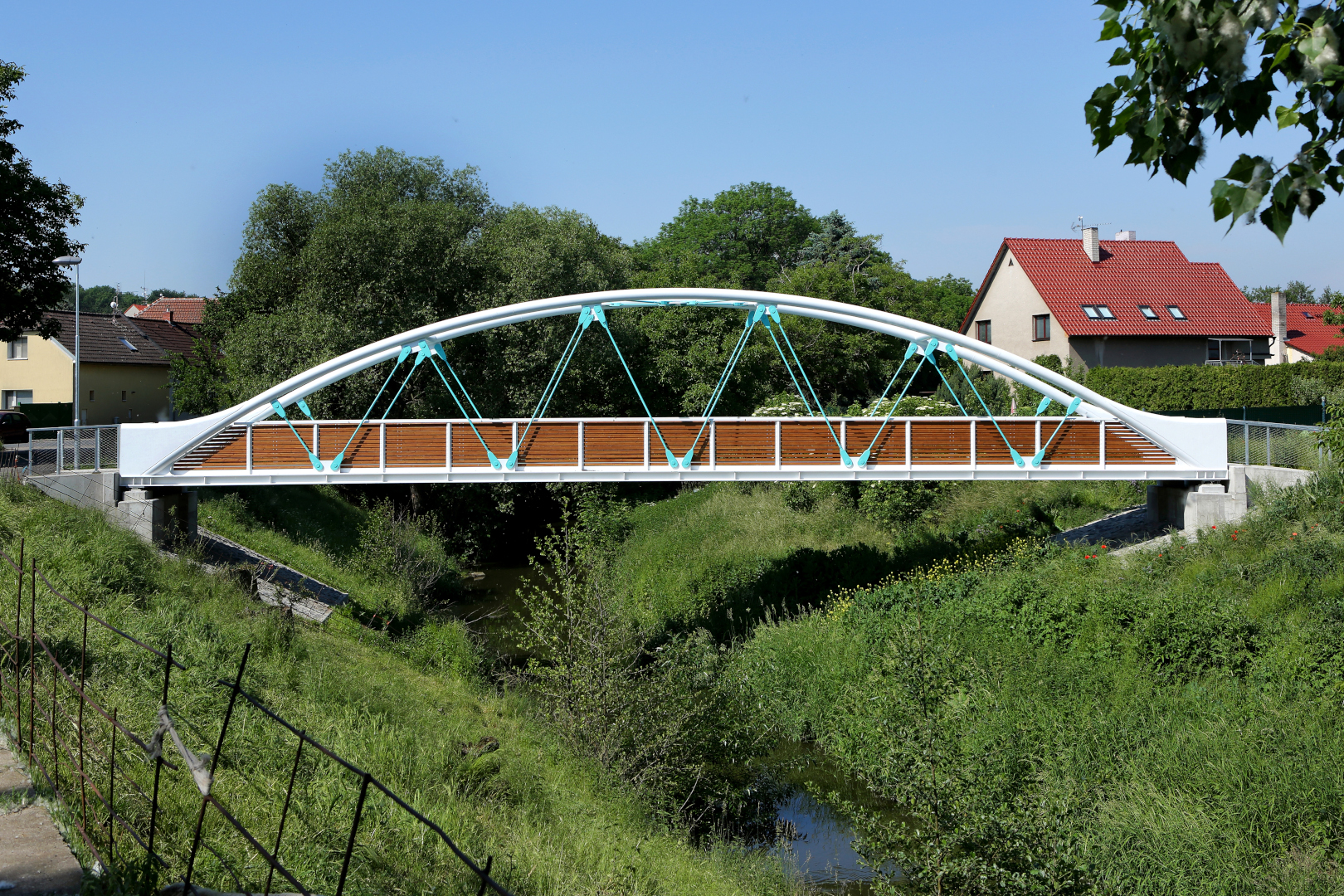 Radim – stavba lávky pro pěší a cyklisty přes řeku Výrovku - Construcția de drumuri & poduri