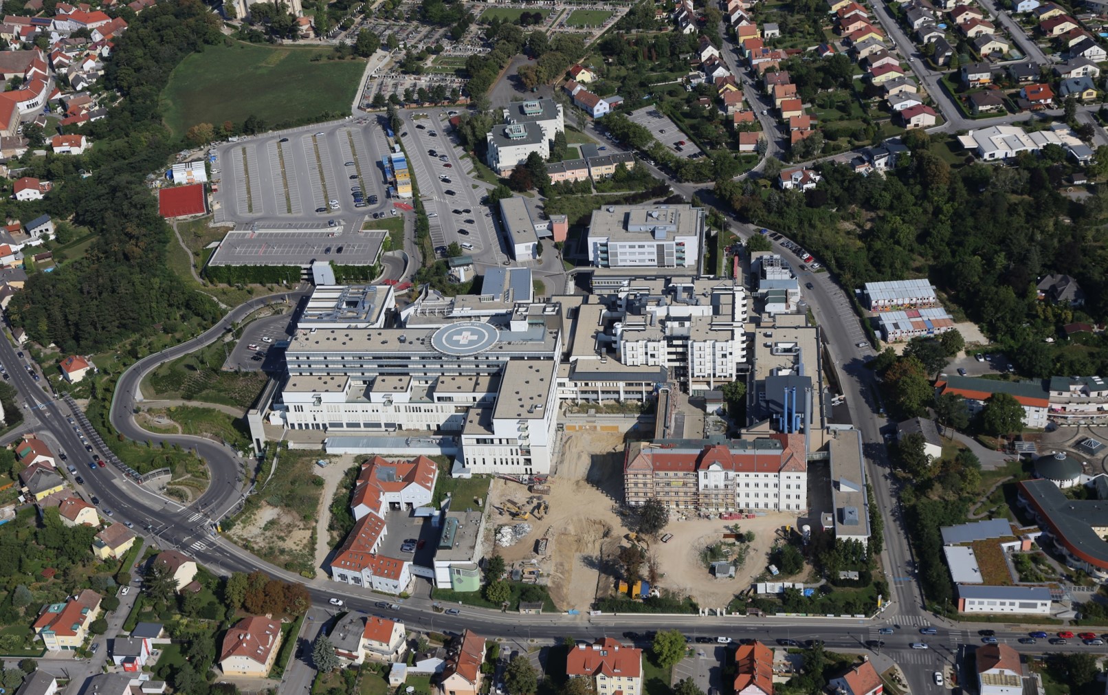 Klinikgebäude, Mistelbach - Construcția de clădiri