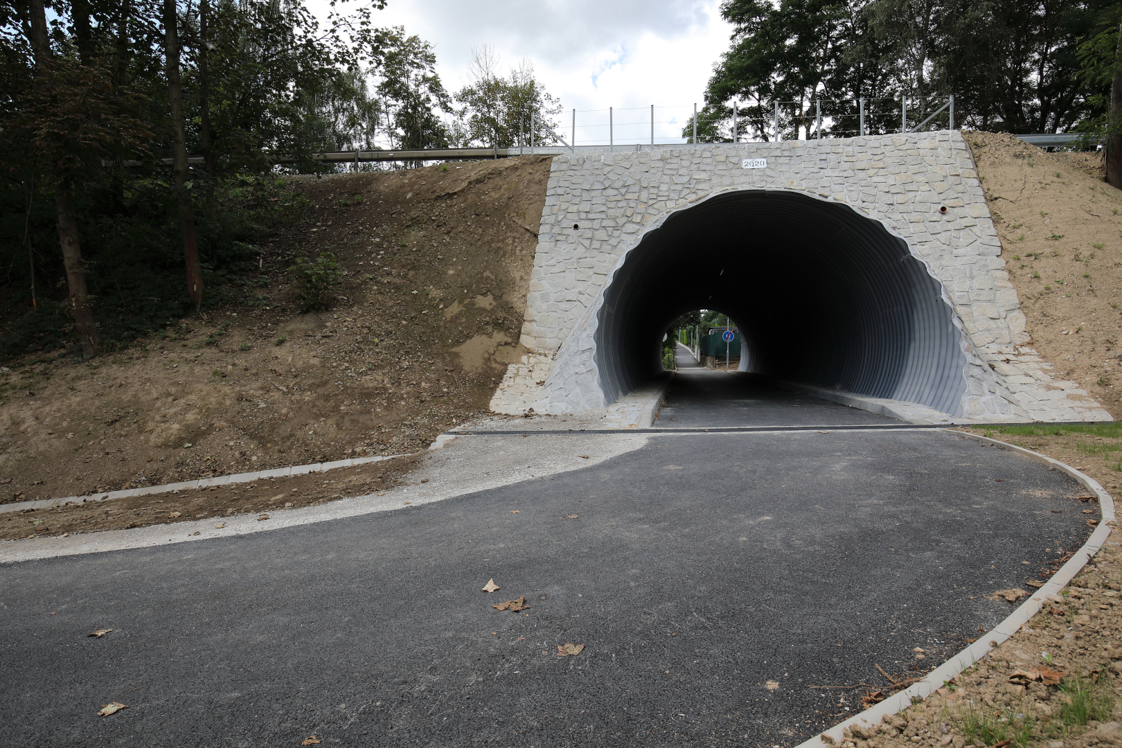 Výstavba stezky a podchodu pod silnicí I/3 ve Velešíně - Construcția de drumuri & poduri