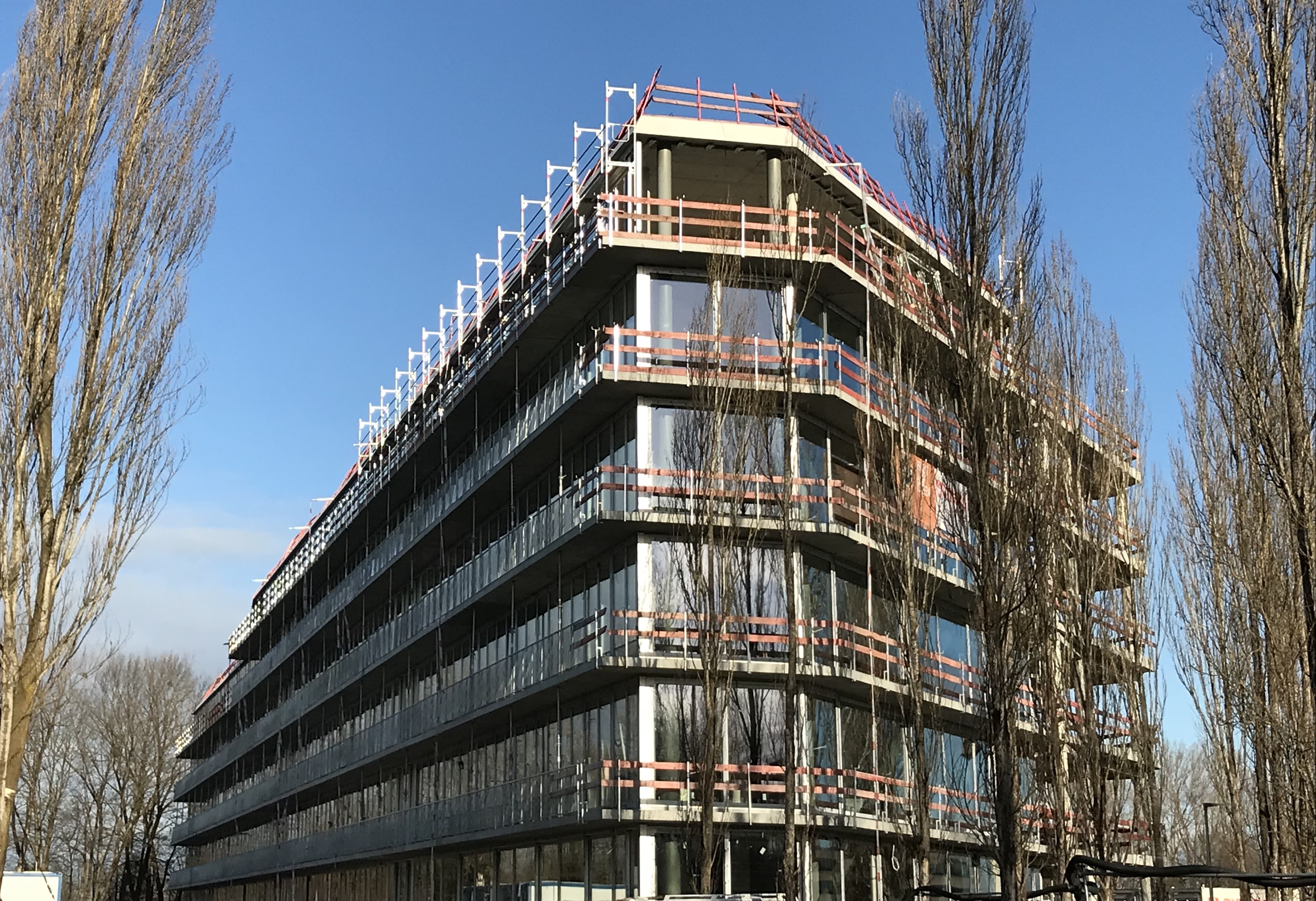 Hammerschmidt - Bürogebäude mit Dachterrasse und offenem Parkdeck - Construcții industriale
