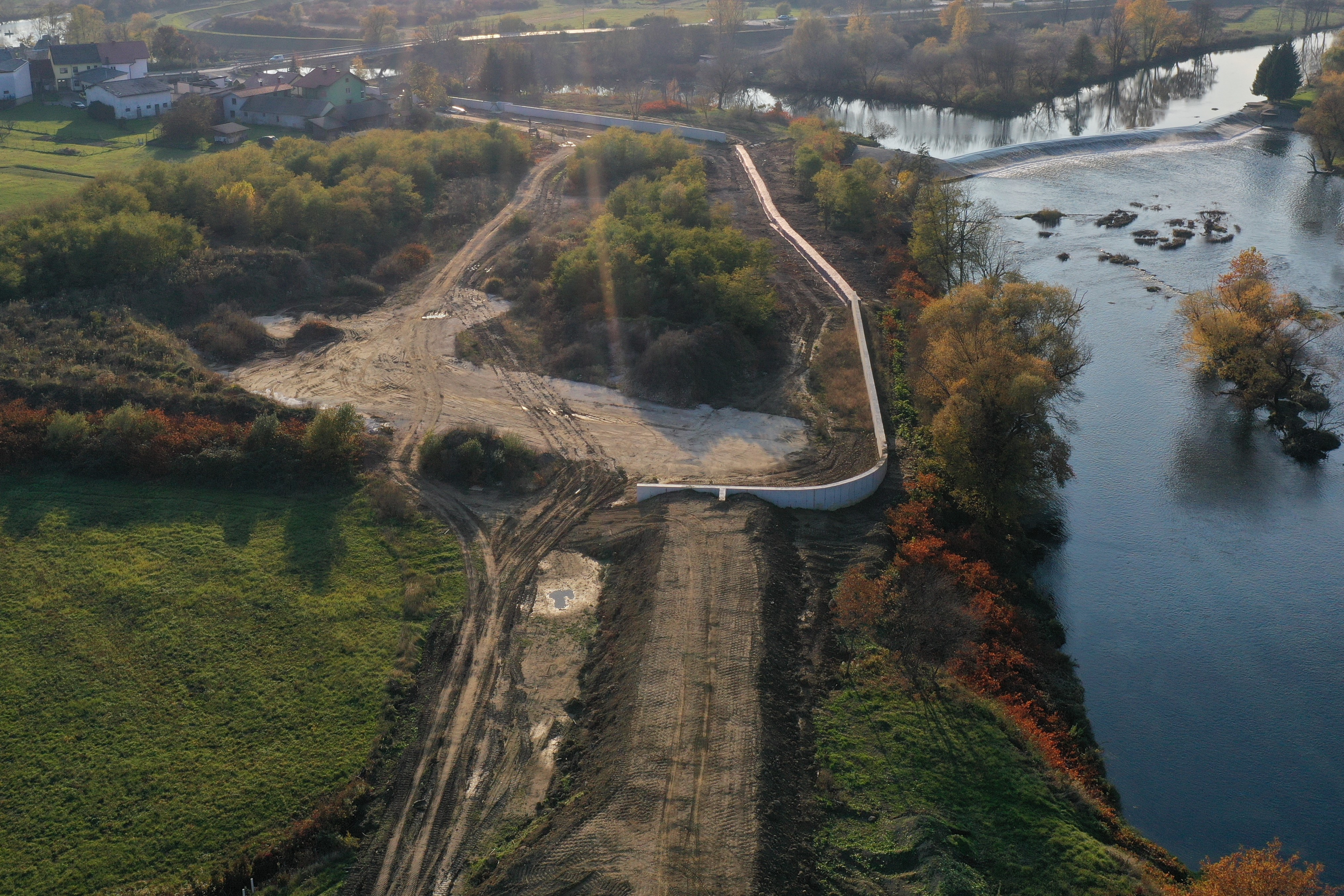 Izvođenje radova na izgradnji nasipa uz  Koranu i Mrežnicu i regulacija potoka Sajevac na području k.o. Karlovac II, k.o. Gornje Mekušje i k.o. Turanj - Construcții civile