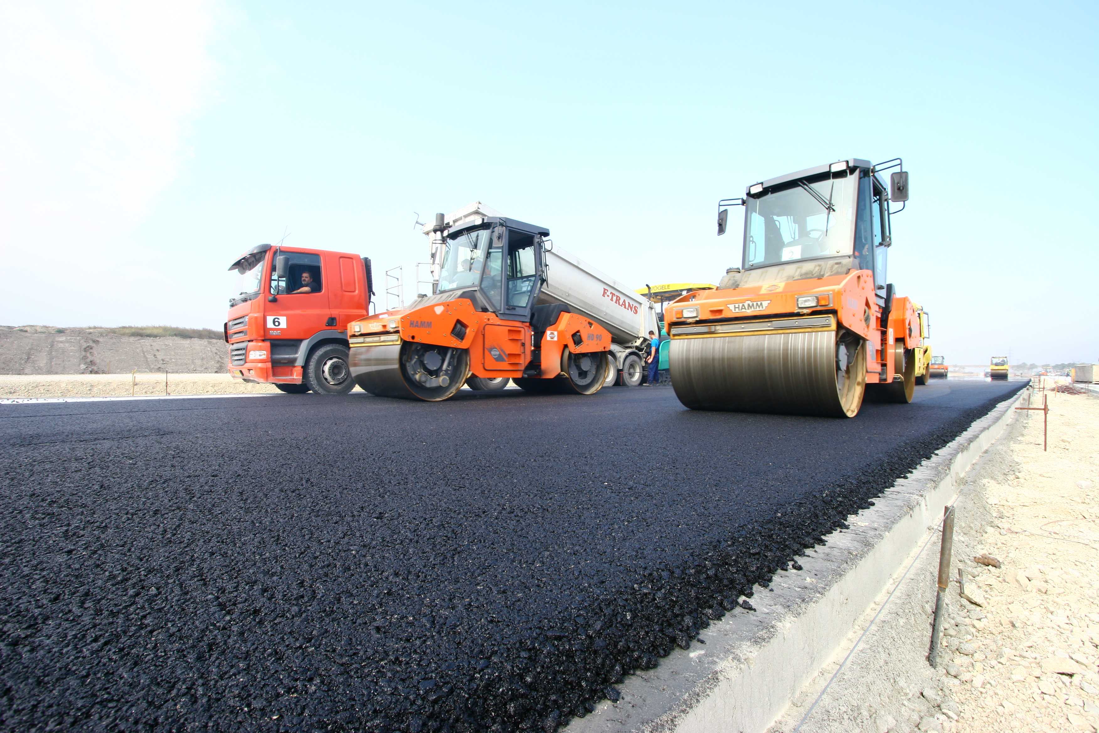 M6 autópálya  - Construcția de drumuri & poduri