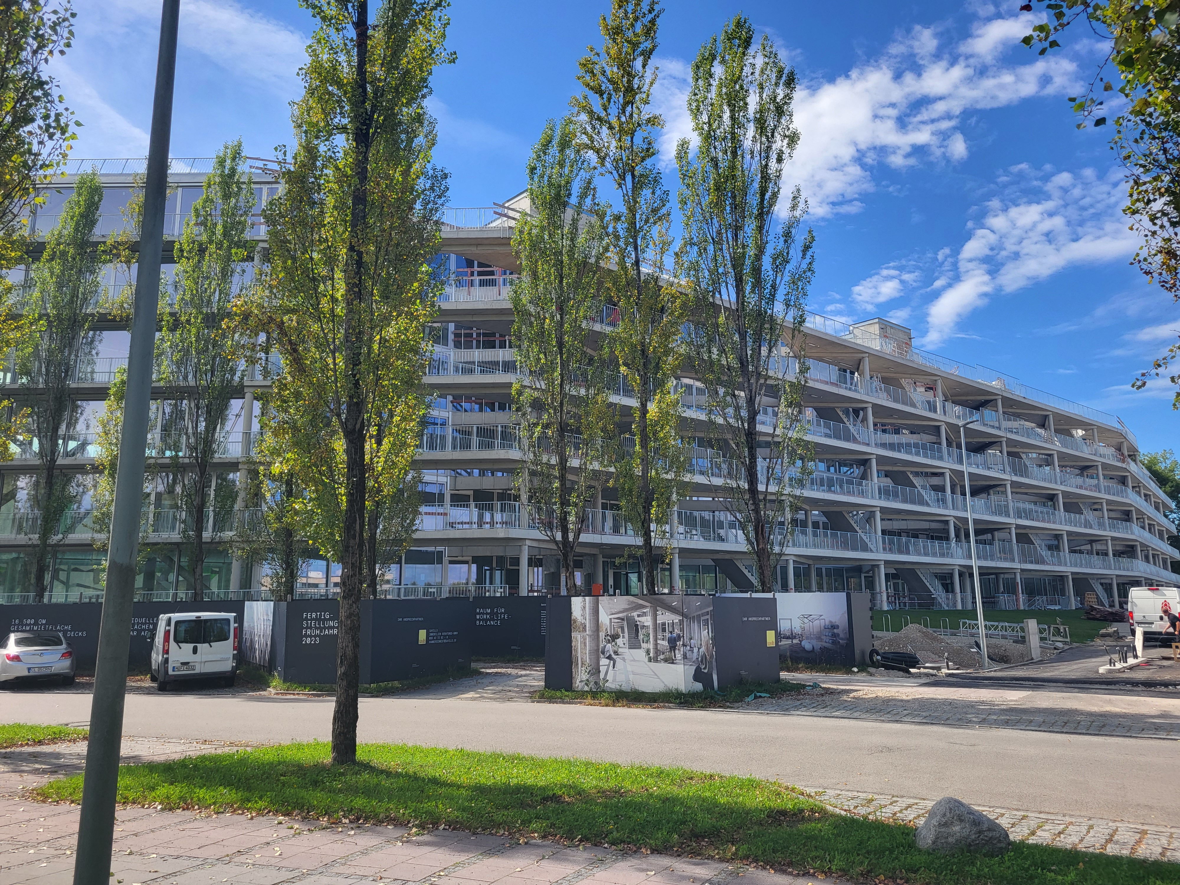 Hammerschmidt - Bürogebäude mit Dachterrasse und offenem Parkdeck - Construcții industriale