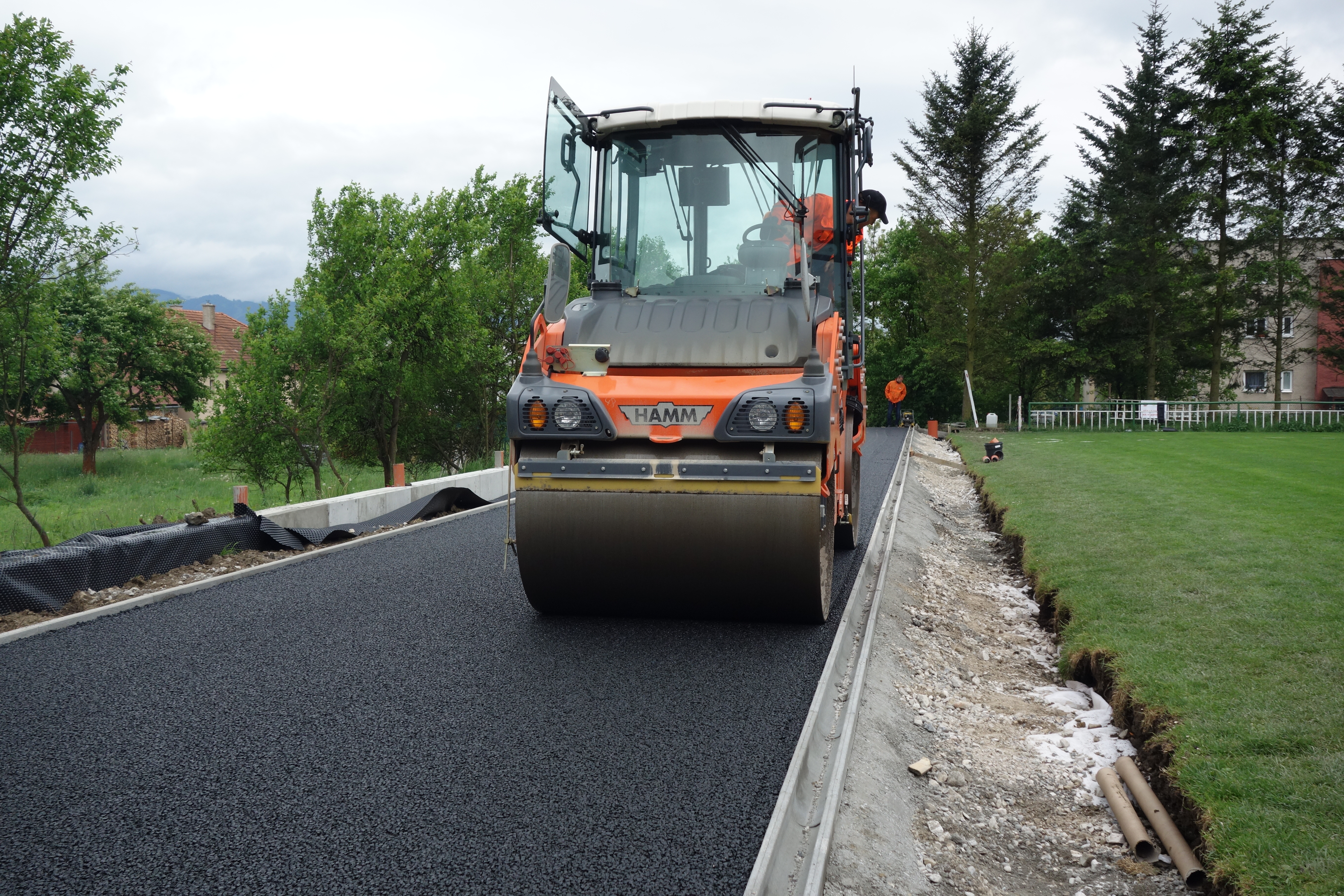 Atletická dráha a chodník Teplička nad Váhom - asfaltové vrstvy - Construcția de drumuri & poduri