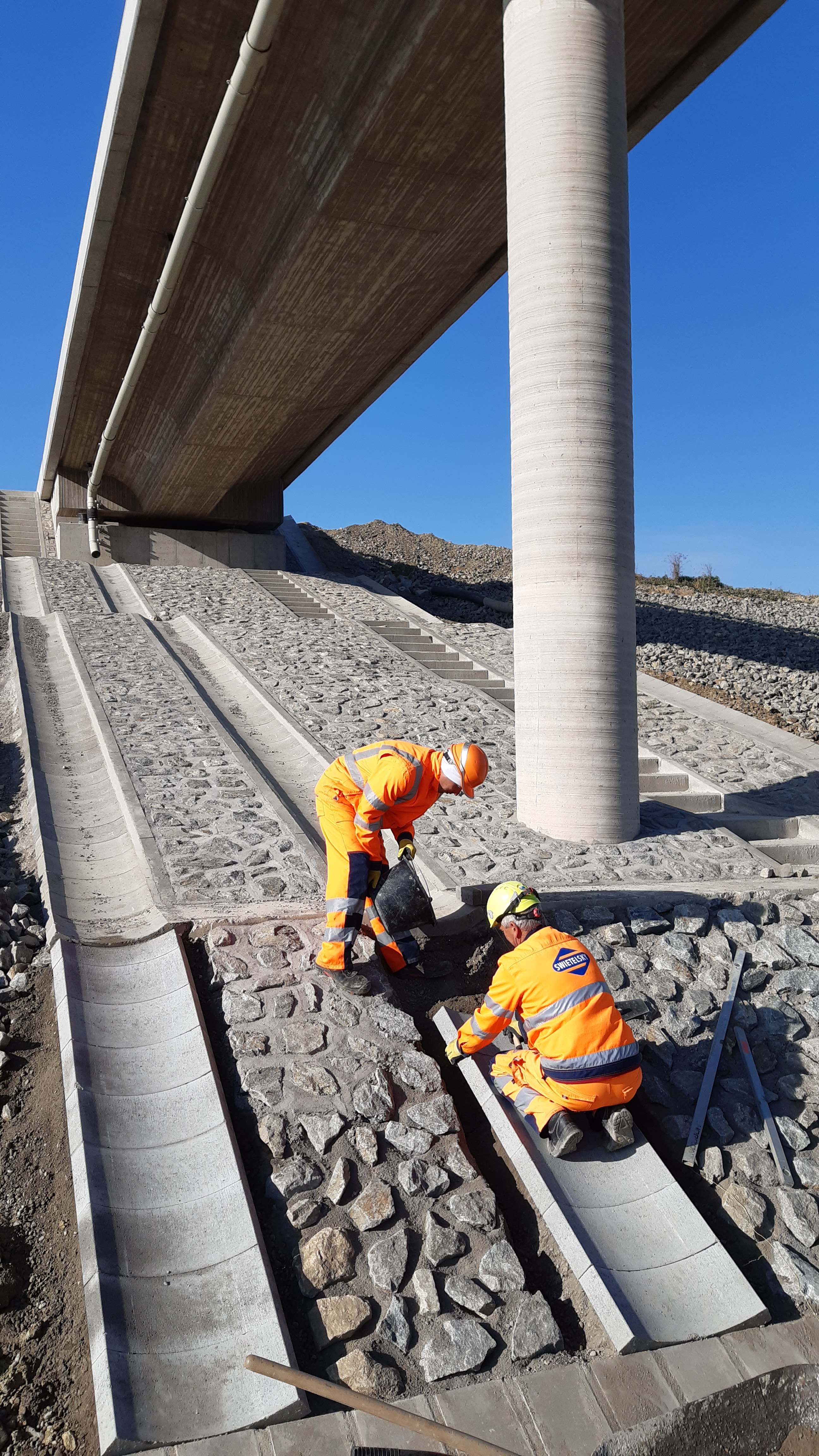 218-00 Most v km 10,630 na prístupovej ceste nad diaľnicou D1 Budimír - Bidovce (93,80 m) - Construcția de drumuri & poduri