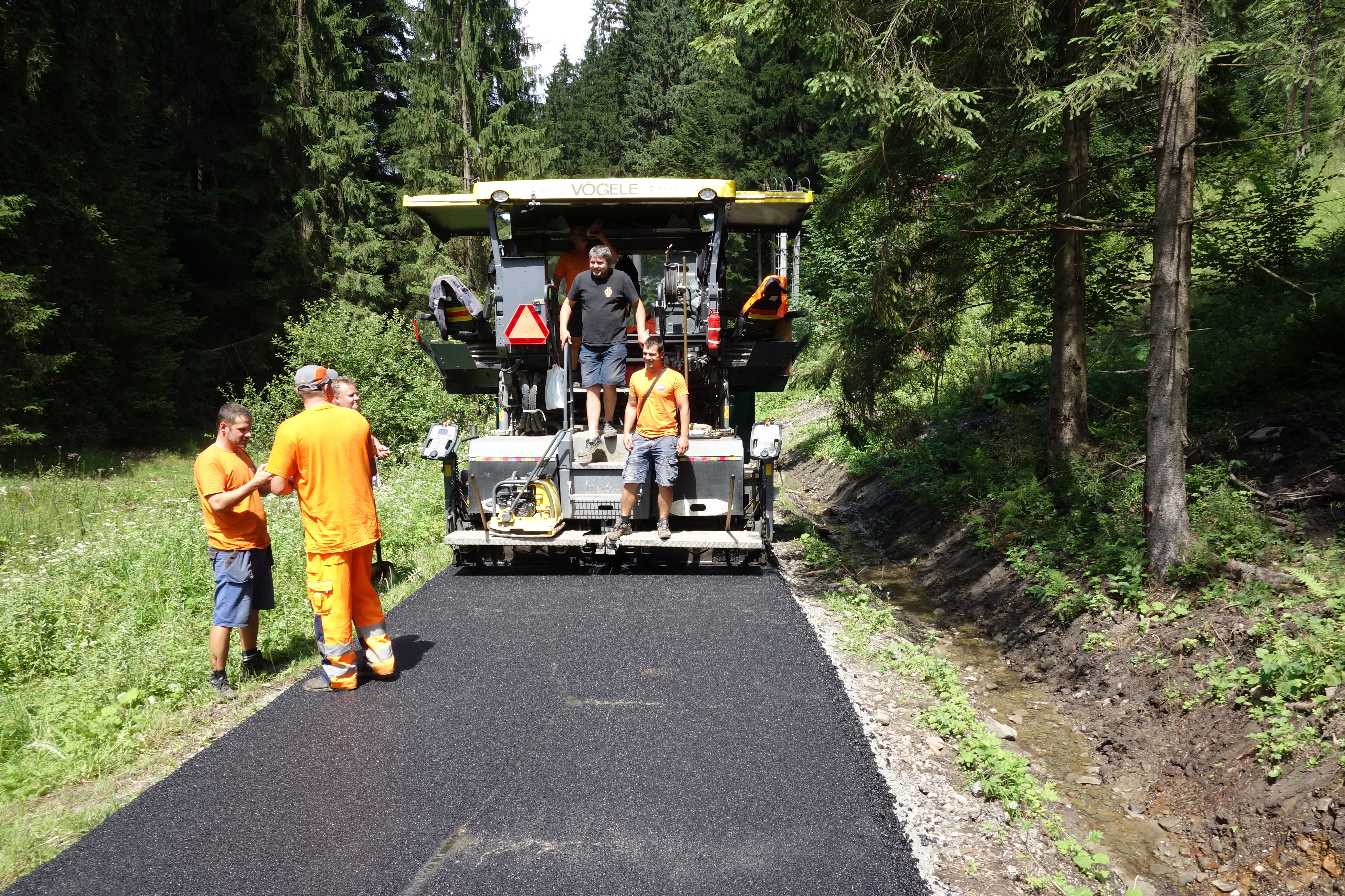 Rekonštrukcia komunikácii v obci Dlhá nad Kysucou - Construcția de drumuri & poduri