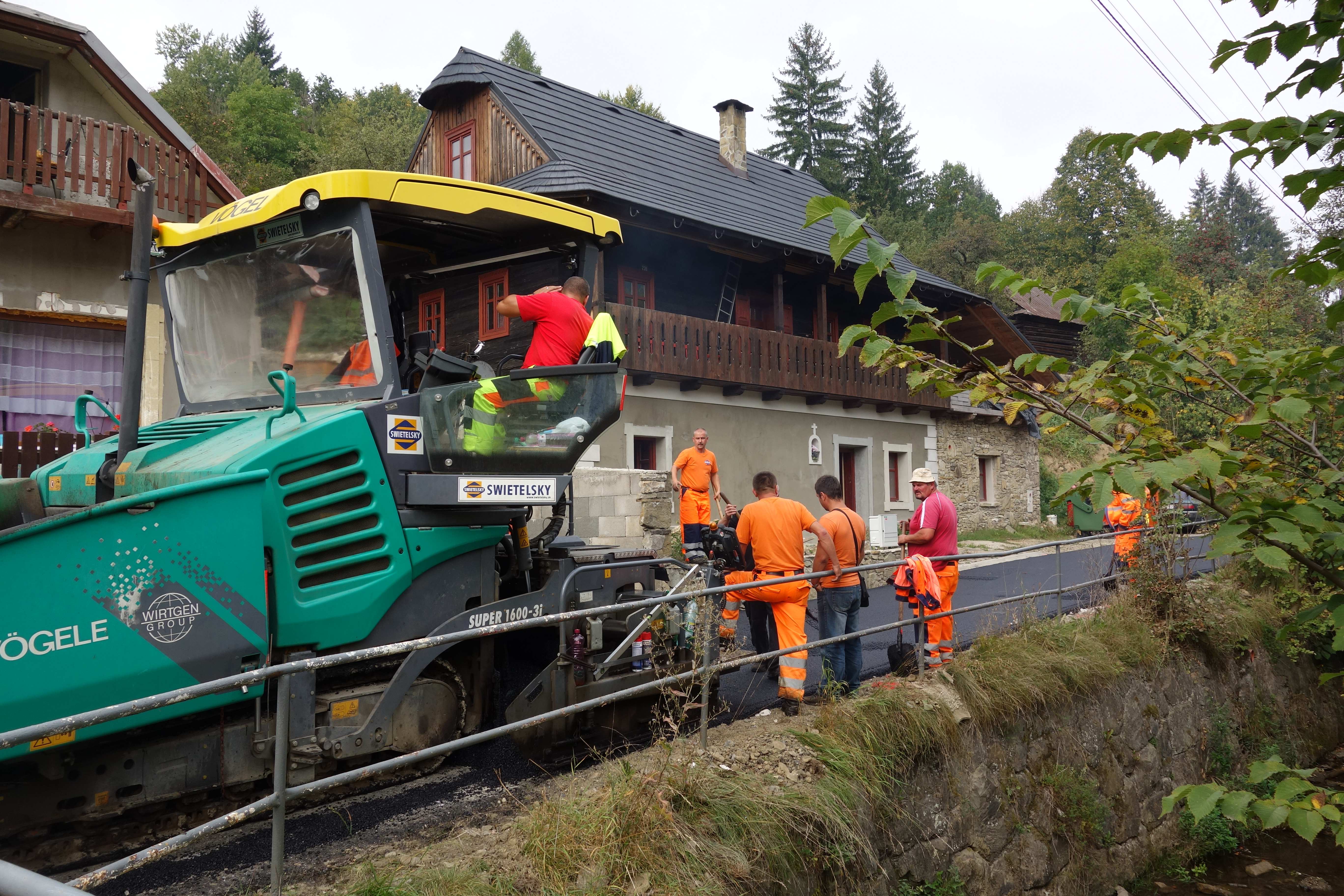 Rekonštrukcia miestny komunikácii v obci Kolárovice - Construcția de drumuri & poduri