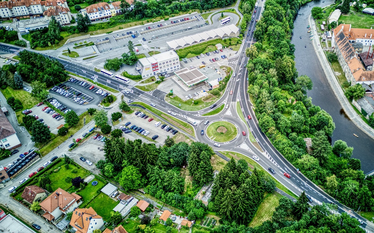 Český Krumlov – výstavba okružní křižovatky pod autobusovým nádražím - Construcția de drumuri & poduri