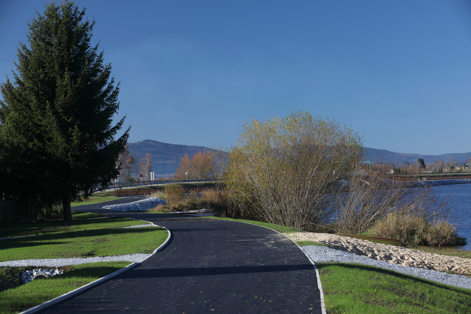 Cyklostezka CS1 podél jezera, Černá v Pošumaví - Construcția de drumuri & poduri