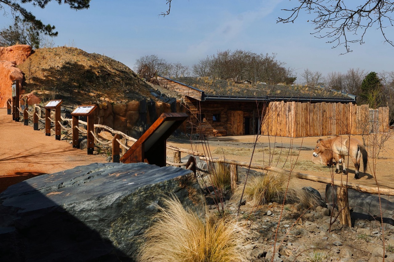 Zoo Praha – výběhy a stáje koní Převalského, pavilon drobných savců a plazů, voliéry manula - Construcții industriale