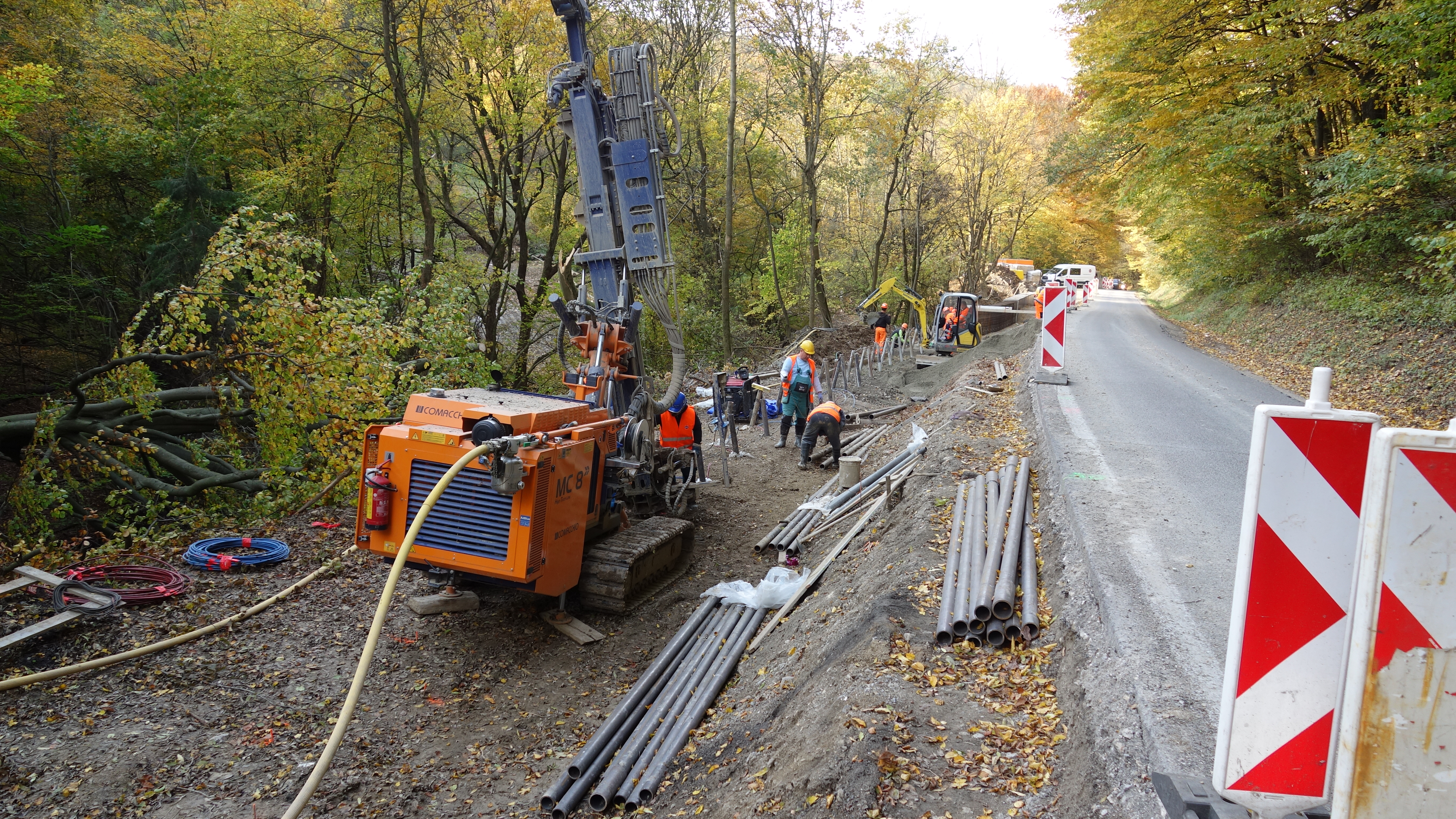 Stabilizácia cestného telesa kotevným múrom na ceste II/516 v km 5,909 - 6,209 (300 m) - Construcția de drumuri & poduri