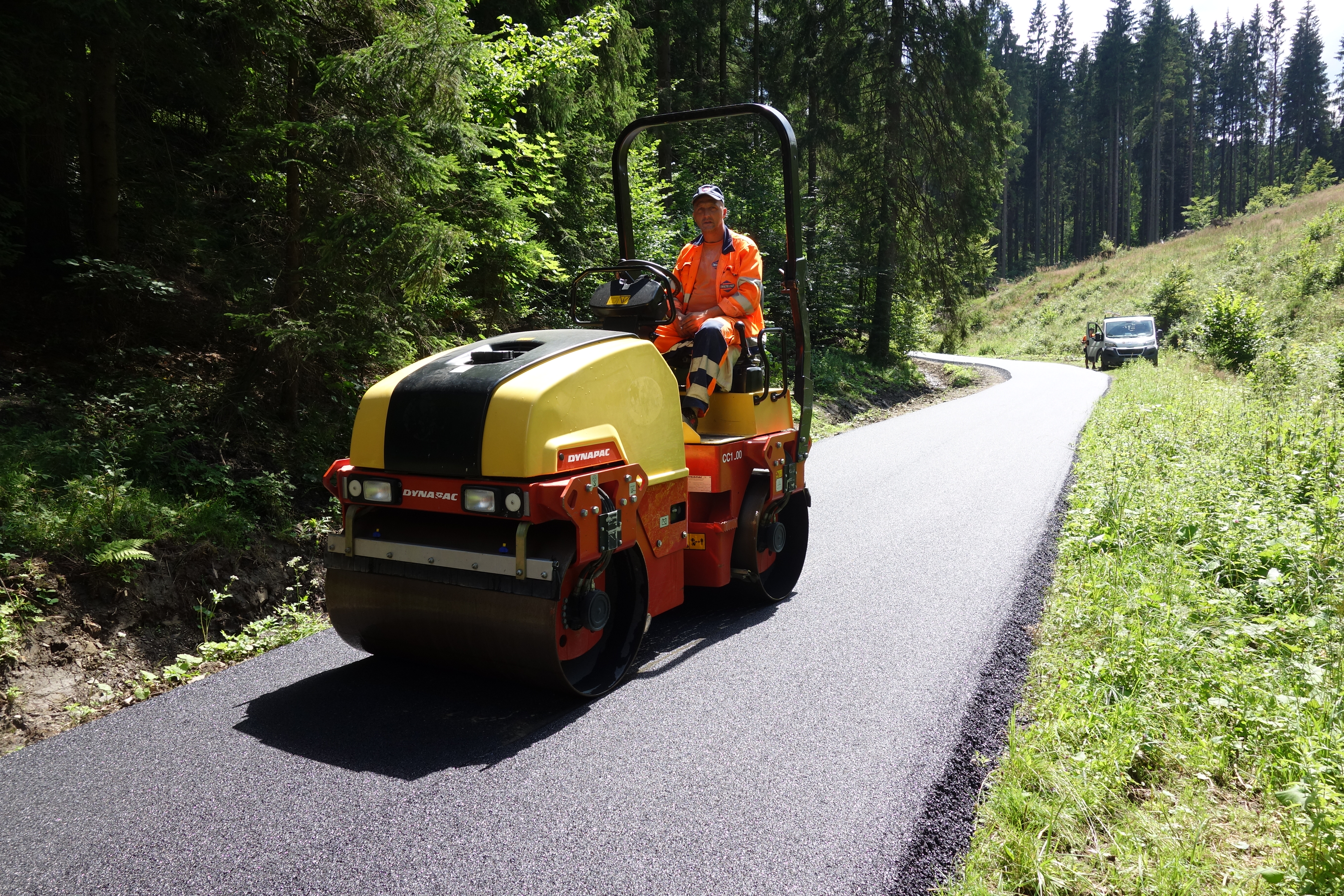 Rekonštrukcia komunikácii v obci Dlhá nad Kysucou - Construcția de drumuri & poduri