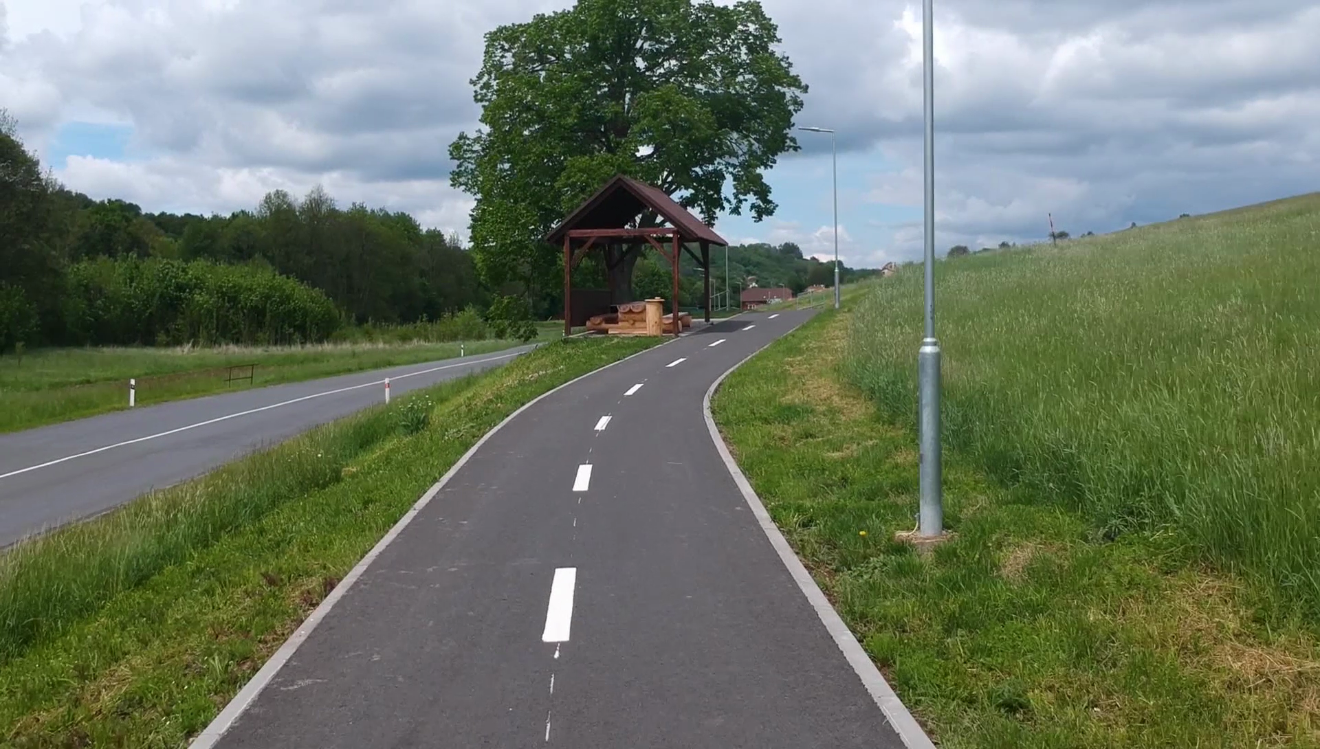  Stezka pro chodce a cyklisty v úseku Hřivínův Újezd – Kaňovice - Construcția de drumuri & poduri