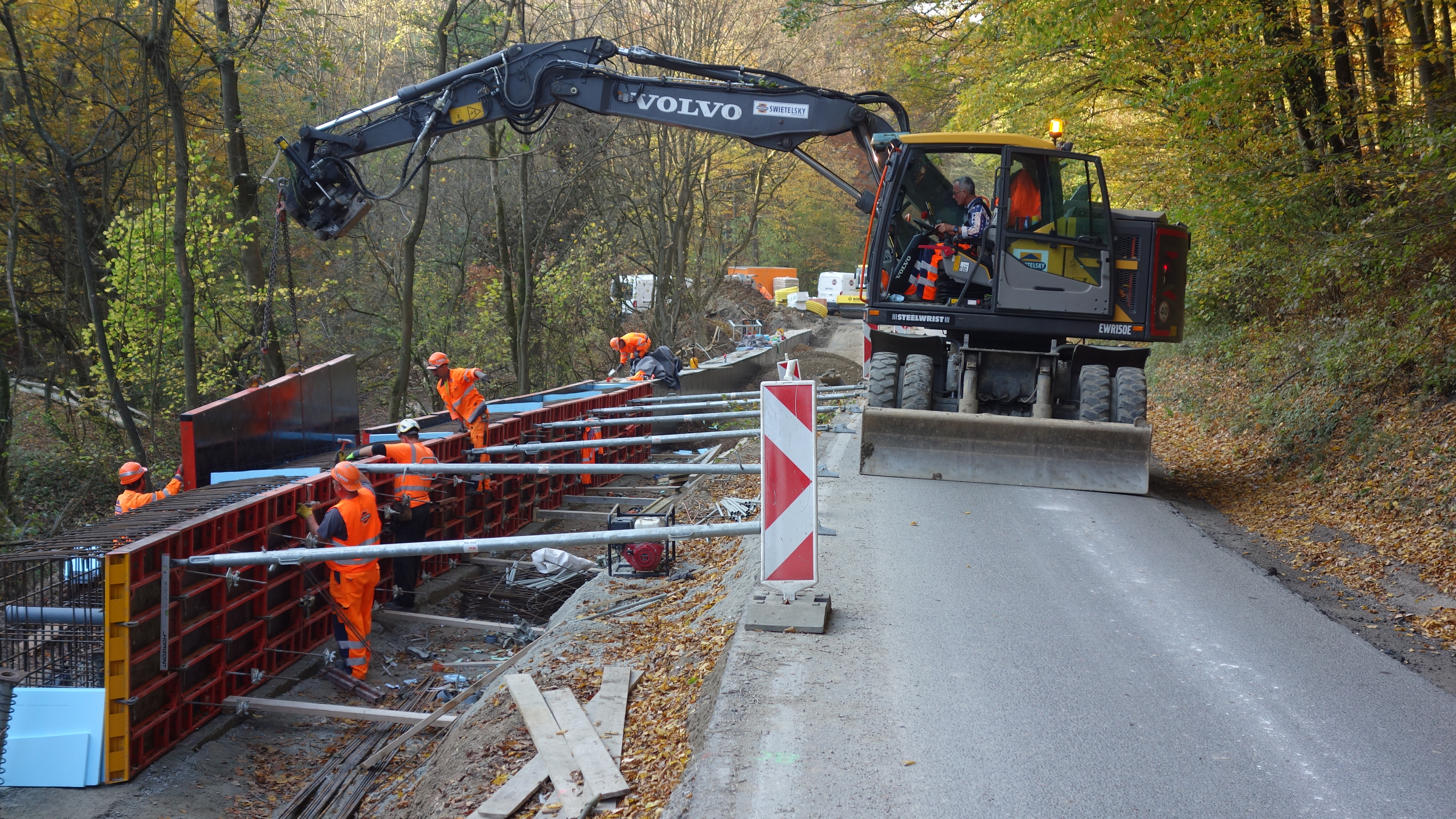 Stabilizácia cestného telesa kotevným múrom na ceste II/516 v km 5,909 - 6,209 (300 m) - Construcția de drumuri & poduri