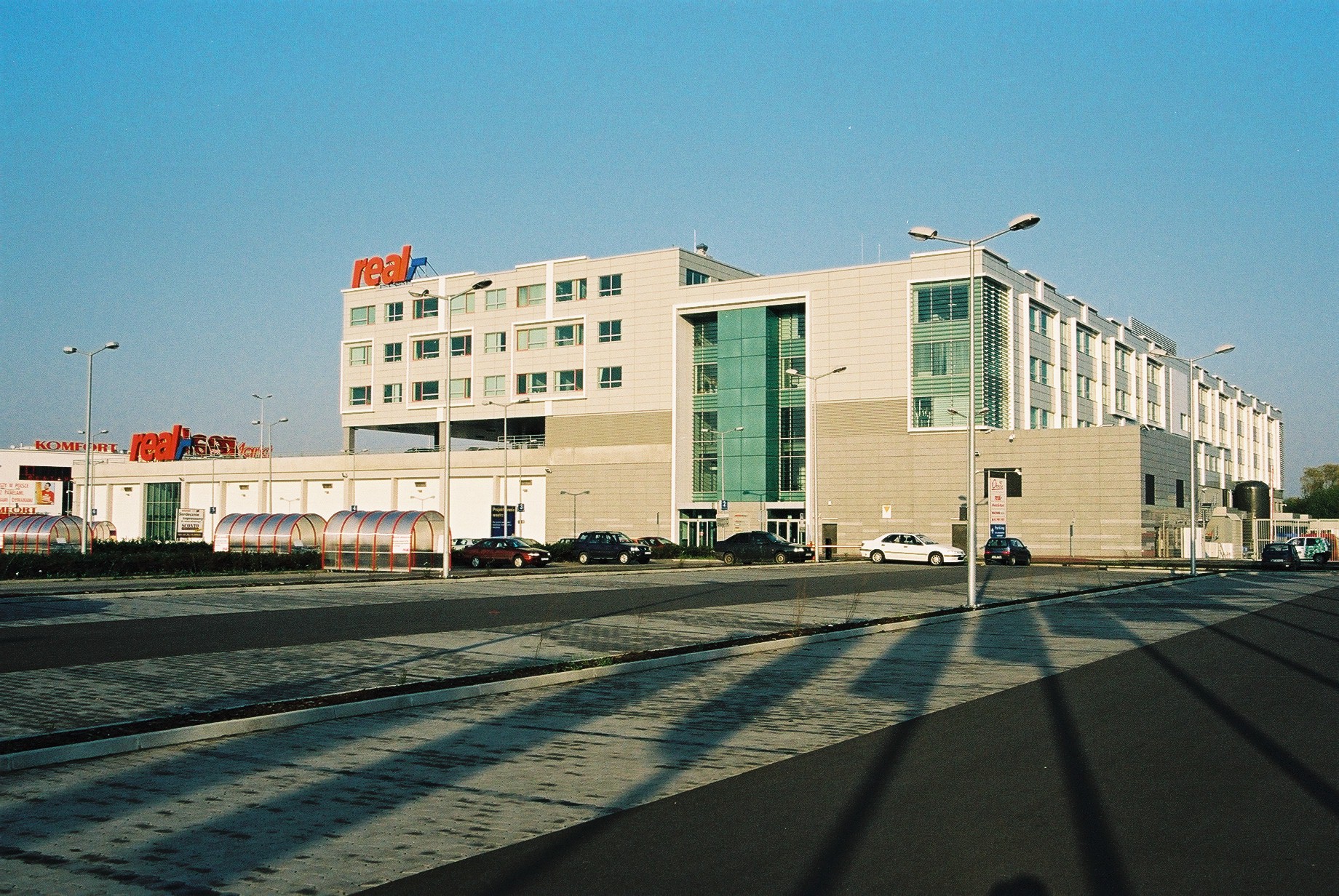 Hipermarket Real i Biurowiec Metro AG w Warszawie - Construcții industriale